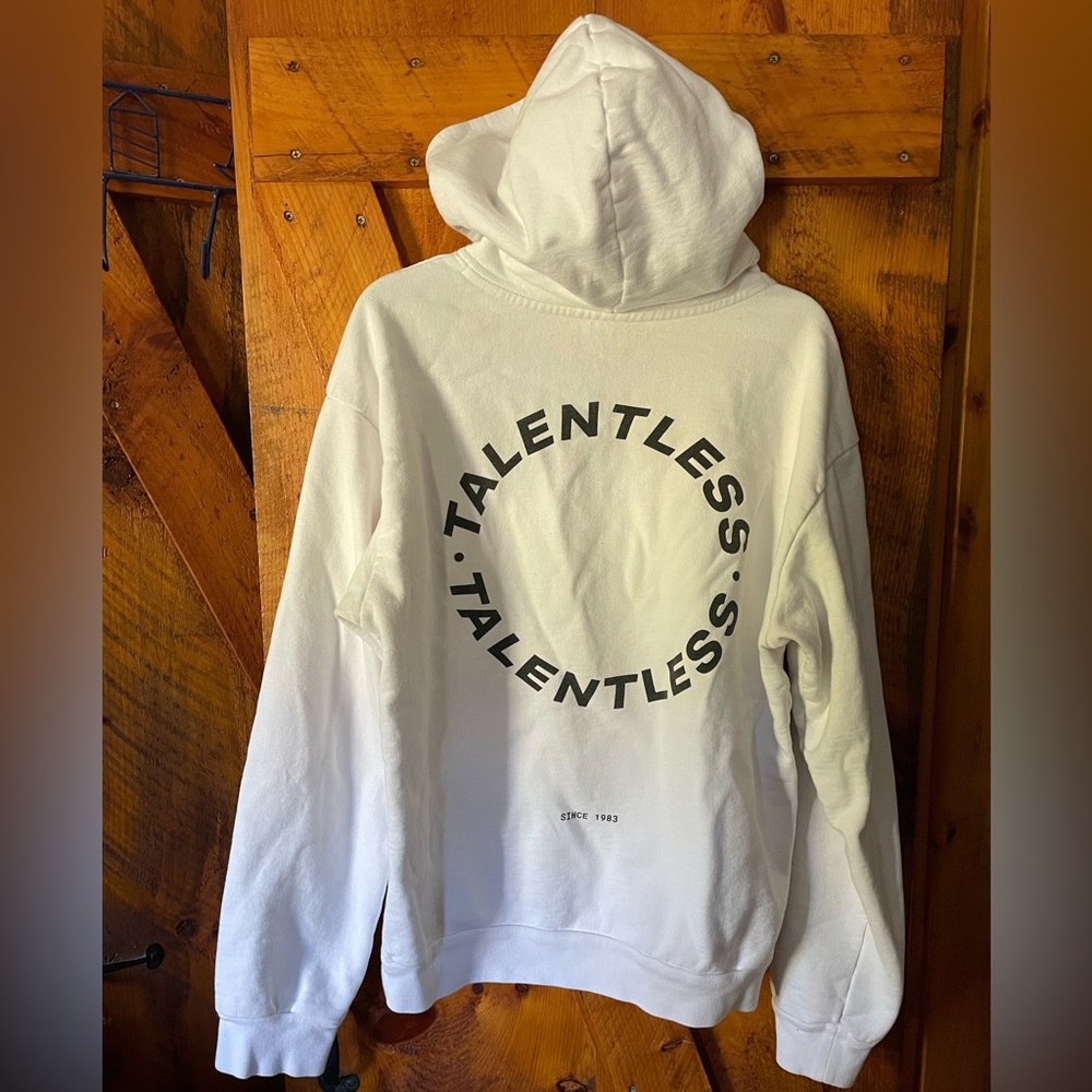 TALENTLESS WOMENS CIRCLE LOGO WHITE
HOODIE SZ MEDIUM